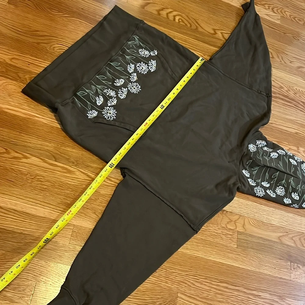 Free People x Driftwood Flower Sweatshirt Size Small NWT - Picture 10 of 15